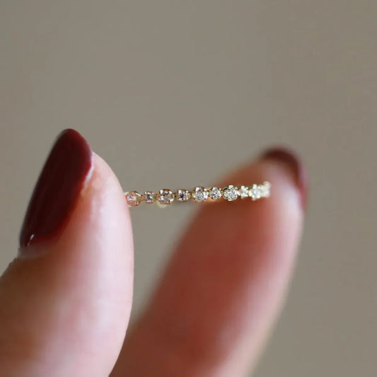 Schmaler Ring mit Glitzersteinen, Gold oder Silber