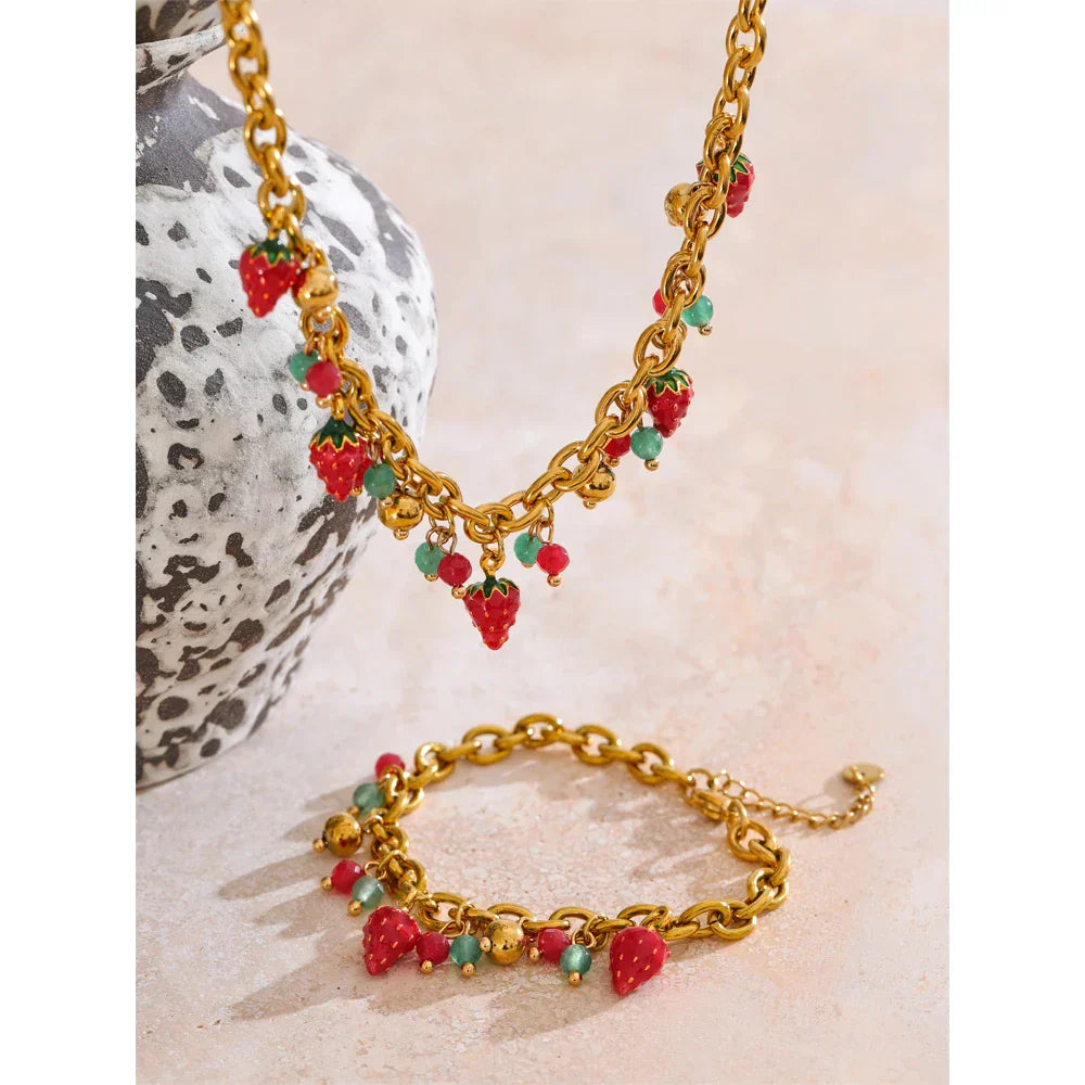 Elegantes Armband mit Erdbeer - Anhängern