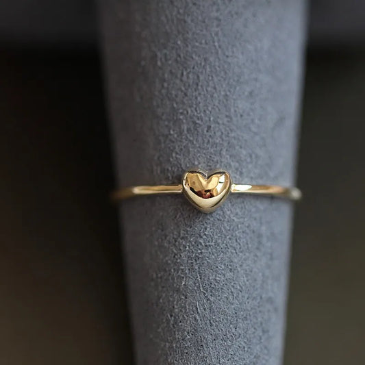 Eleganter, feiner Ring mit kleinem Herz