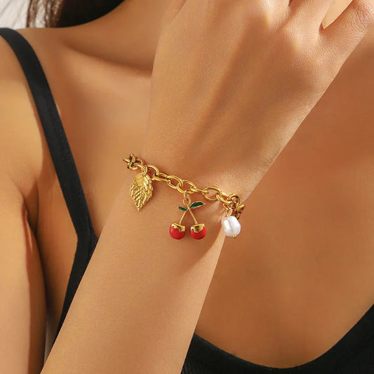 Armband in Gold mit Kirsch- und Perlen-Anhängern
