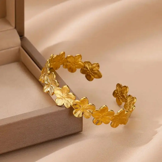 Offener Armreif mit Blütenmuster, Gold oder Silber