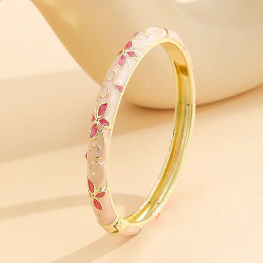 Eleganter Armreif in Gold, mit floralen Mustern
